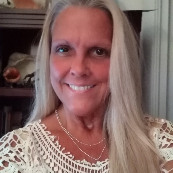 Quality items; jewelry,clothing,shoes,purses. - Picture 2 of 4